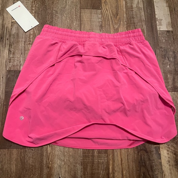 NWT lulu hotty hot skirt, was just too big and didn’t get it sent back in time - Picture 2 of 3